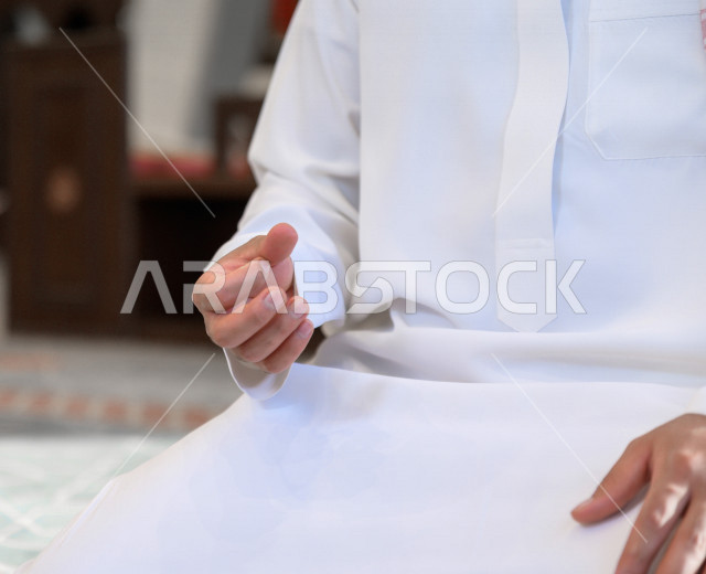 أداء فريضة الصلاه داخل المسجد، رجل سعودي يصلي في المصلى ،الخشوع في الصلاه ، أداء فريضة الصلاه في المسجد ، العبادة و التقرب الى الله 