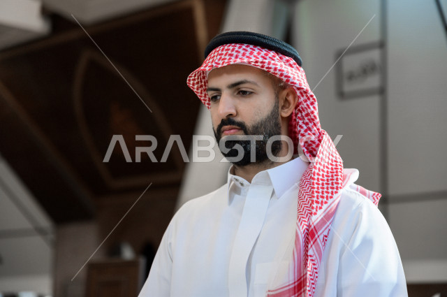 رجل سعودي خليجي مسلم داخل احدى المساجد في المملكة العربية السعودية ،يؤدي عباداته في المسجد ،  ،العبادة و التقرب الى الله