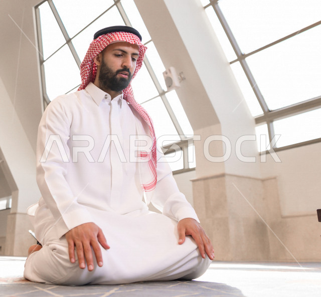 أداء فريضة الصلاه داخل المسجد، رجل سعودي يصلي في المصلى ،الخشوع في الصلاه ، أداء فريضة الصلاه في المسجد ، العبادة و التقرب الى الله 