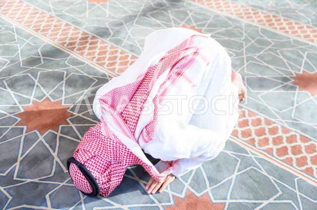 أداء فريضة الصلاه داخل المسجد، رجل سعودي يصلي في المصلى ،الخشوع في الصلاه ، أداء فريضة الصلاه في المسجد ، العبادة و التقرب الى الله 