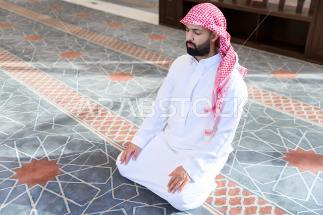أداء فريضة الصلاه داخل المسجد، رجل سعودي يصلي في المصلى ،الخشوع في الصلاه ، أداء فريضة الصلاه في المسجد ، العبادة و التقرب الى الله 