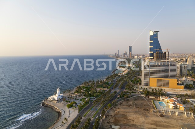 امواج البحر الهادئة على شواطئ الكورنيش، الواجهة البحرية لكورنيش مدينة جدة في المملكة العربية السعودية، الفن الهندسي المعماري للأبراج وناطحات السحاب، الأشجار والنباتات الخضراء المحيطة بالطرق والشوارع العامة، معالم جدة المشهورة، اماكن سياحية في السعودية