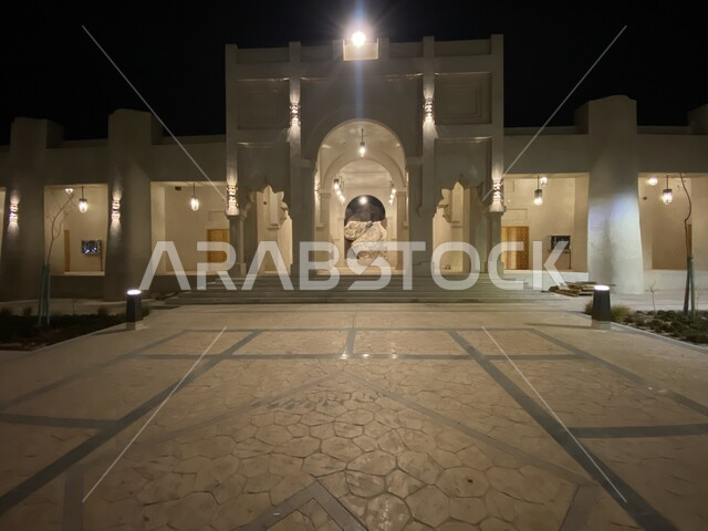 اسواق الاحساء الاثرية، الفن الهندسي المعماري لمبنى سوق الاحد الشعبي المضيء ليلا في بلدة القارة، معالم تاريخية في المملكة، اماكن سياحية في السعودية