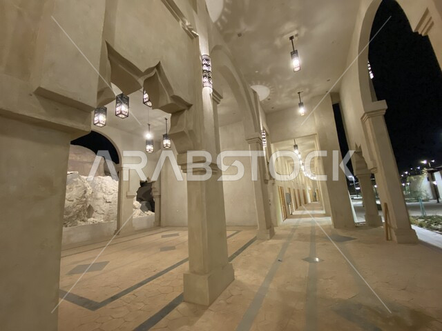 الفن الهندسي المعماري لمبنى سوق الاحد الشعبي المضيء ليلا في بلدة القارة، اسواق الاحساء الاثرية، معالم تاريخية في المملكة، اماكن سياحية في السعودية