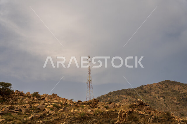 برج الاتصالات فوق قمة جبل في قرية الشفا، القمم والمرتفعات الجبلية الطبيعية في مدينة الطائف في المملكة العربية السعودية، الطبيعة الصخرية في جبال الشفا، اماكن سياحية في السعودية