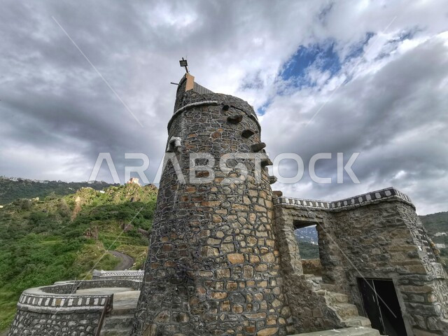 القلاع القديمة في محافظة فيفاء في السعودية، نمو الأشجار والنباتات الطبيعية الخضراء على سفوح الجبال، معالم اثرية على القمم والمرتفعات الجبلية، الحصون الحجرية التاريخية، الغيوم والسحب البيضاء في سماء  مدينة جازان، خلفية الطبيعة
