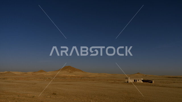 غرفة مهجورة وسط الصحراء في المملكة العربية السعودية، القمم والمرتفعات الجبلية في المناطق الصحراوية، الكثبان الرملية الناعمة، التضاريس الطبيعية