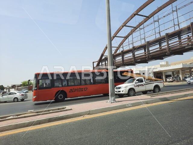 السهولة والمرونه في التنقل, حركة مرور السيارات في شوارع جدة، حافلة النقل العام في شوارع مدينه جدة، المواصلات العامة في المملكة العربية السعودية,  خط سير  الباصات الحديثة في الطرقات والمحطات المخصصه في وضح النهار