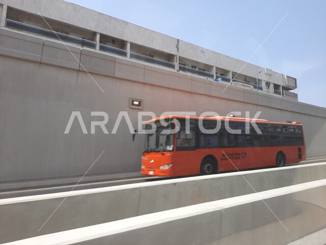  خط سير  الباصات الحديثة في الطرقات والمحطات المخصصه في وضح النهار، صورة مقربه لحافله النقل العام في شوارع مدينه جدة, المواصلات العامه في المملكة العربية السعودية, السهولة والمرونه في التنقل