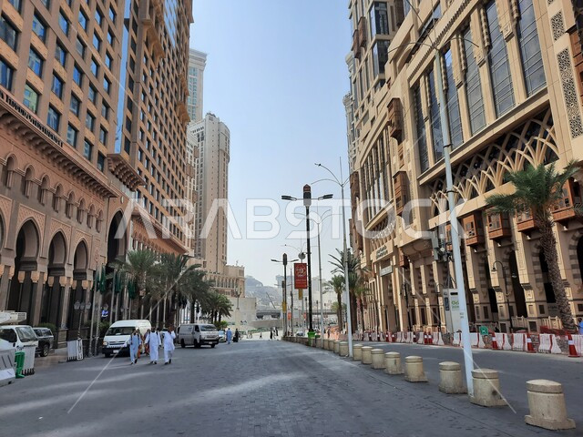 التصميم المعماري للمباني والأبراج السكنيه على جانبي الطريق, طريق إبراهيم الخليل بالقرب من المسجد الحرام، الفنادق السياحيه الراقيه في مكة المكرمة، الشوارع المعبده في طرقات الحرم المكي الشريف