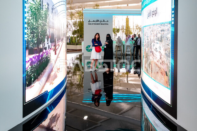 شاشات العرض الرقمية الالكترونية في جناح منطقة حائل في معرض سيتي سكيب العالمي، الفرص الاستثمارية في المشاريع السكنية والتجارية، زوار مركز الرياض للمعارض في بلدة ملهم في السعودية، رؤية سعودية مستقبلية 2030، الاستدامة والتخطيط المعماري لقطاع العقارات