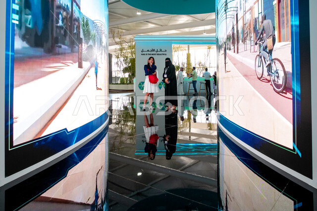 شاشات العرض الرقمية الالكترونية في جناح منطقة حائل في معرض سيتي سكيب العالمي، الفرص الاستثمارية في المشاريع السكنية والتجارية، زوار مركز الرياض للمعارض في بلدة ملهم في السعودية، رؤية سعودية مستقبلية 2030، الاستدامة والتخطيط المعماري لقطاع العقارات