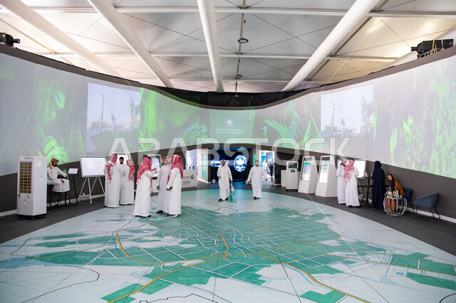 زيادة المساحات الخضراء ورفع جودة الحياة، تعزيز الكفاءة الاقتصادية وتحقيق الاستدامة البيئية، الاهتمام بمشاريع التشجير ومياه الري، زوار جناح الرياض الخضراء في معرض سيتي سكيب العالمي، رؤية سعودية مستقبلية 2030، مركز الرياض للمعارض في بلدة ملهم في السعودية.