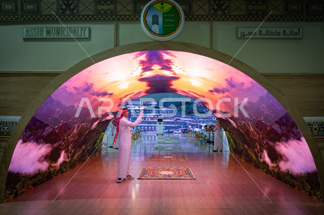 البوابة الالكترونية في جناح امانة منطقة عسير في معرض سيتي سكيب العالمي، الفرص الاستثمارية في المشاريع السكنية والتجارية، زوار مركز الرياض للمعارض في بلدة ملهم في السعودية، رؤية سعودية مستقبلية 2030، الاستدامة والتخطيط المعماري لقطاع العقارات