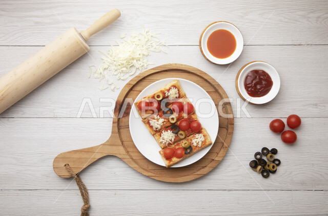 طبق من فطيرة البيتزا الطازجه على قاعده خشبيه, معجنات ومخبوزات شهيه, وجبة فطور وسناك خفيف, اكلات سريعة التحضير, خلفية بيضاء