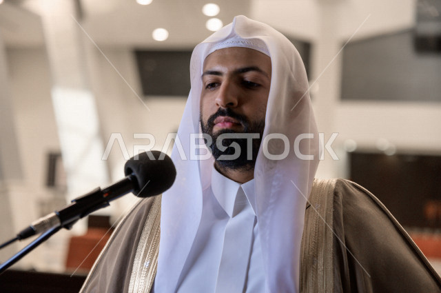 إمام مسجد سعودي خليجي في احدى المساجد بالمملكة العربية السعودية يؤذن بالمصليين على المنبر ، يقيم الصلاه على المصلين  ، دور أئمة المساجد والخطباء عظيم