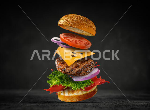 ساندويش البرجر اللذيذ المتطاير المحشو بقطعة من اللحم و شرائح الجبن والخضراوات الطازجة، مطاعم الوجبات السريعة، مأكولات شهية غير صحية، خلفية سوداء