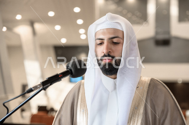 إمام مسجد سعودي خليجي في احدى المساجد بالمملكة العربية السعودية يؤذن بالمصليين على المنبر ، يقيم الصلاه على المصلين  ، دور أئمة المساجد والخطباء عظيم