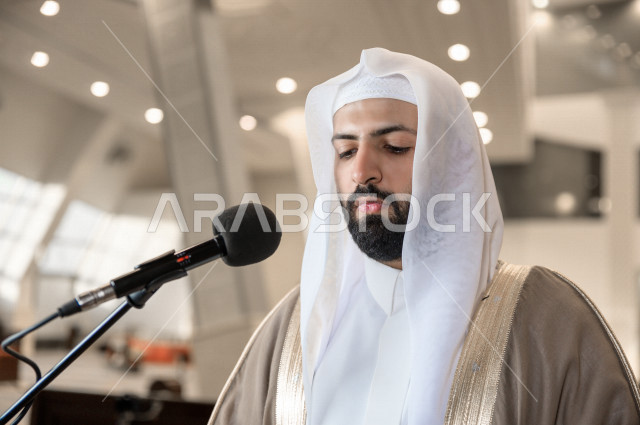 إمام مسجد سعودي خليجي في احدى المساجد بالمملكة العربية السعودية يؤذن بالمصليين على المنبر ، يقيم الصلاه على المصلين  ، دور أئمة المساجد والخطباء عظيم
