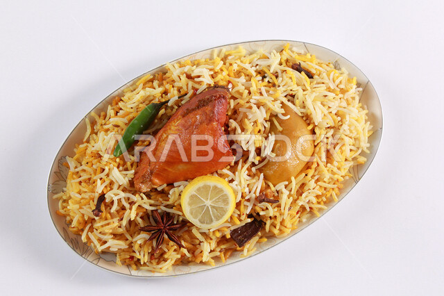  أرز بخاري مبهر مزين بالخضار والليمون  ، طبق من المندي اللذيذ مع الدجاج , أكلات عربية تقليدية،  وصفات وأطباق طعام شهية،  مطاعم ومطابخ شرقية سعودية , خلفية بيضاء 