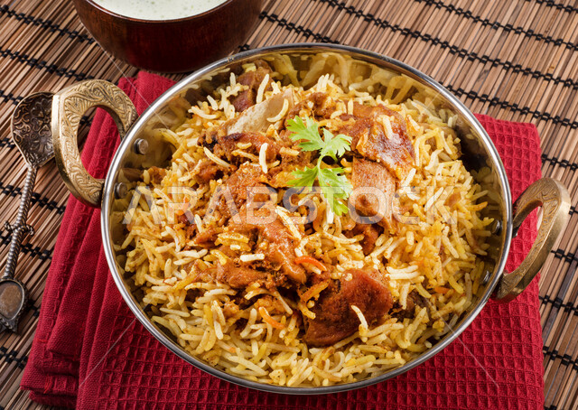تحضير البرياني مع لحم الضأن الحار واللذيذ , صورة من الأعلى لأرز الكبسة المزين بقطع اللحم والبقدونس , وصفات وأطباق عربية شعبية , مطابخ ومطاعم سعودية شرقية .