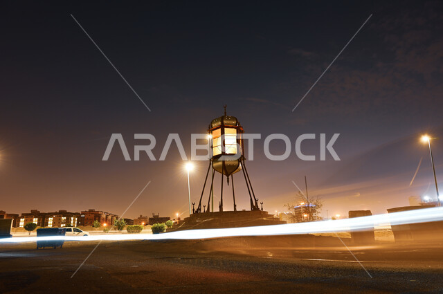 منظر ليلي لمنارة رمضان الصغيرة على جانب الطريق في ميناء جدة  ، أطول المنارات في العالم ,الفن والإبداع الهندسي المعماري في التصميم ,  إحدى عجائب العالم في  المملكة العربية السعودية , .