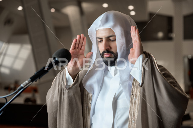إمام مسجد سعودي خليجي في احدى المساجد بالمملكة العربية السعودية يؤذن بالمصليين على المنبر ، يقيم الصلاه على المصلين  ، دور أئمة المساجد والخطباء عظيم