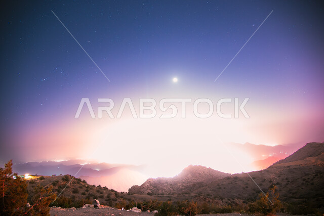 ألوان السماء مع النجوم بعد غروب الشمس على الجبال ، المناطق الجبلية في المملكة العربية السعودية ، شهب  لامعة تتلألئ ليلا  ,  طبقات الغلاف الجوي , خلفيات الطبيعة .