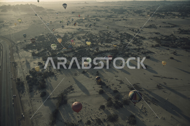 المعالم والمناطق التاريخيه الأثريه لجذب السياح من شتى أنحاء العالم, صورة من الاعلى لمناطيد سياحيه تعلو سماء مدينه العلا التراثيه, الطبيعه الصحراويه والتكوينات الصخريه لجبال وقمم المملكه العربيه السعوديه