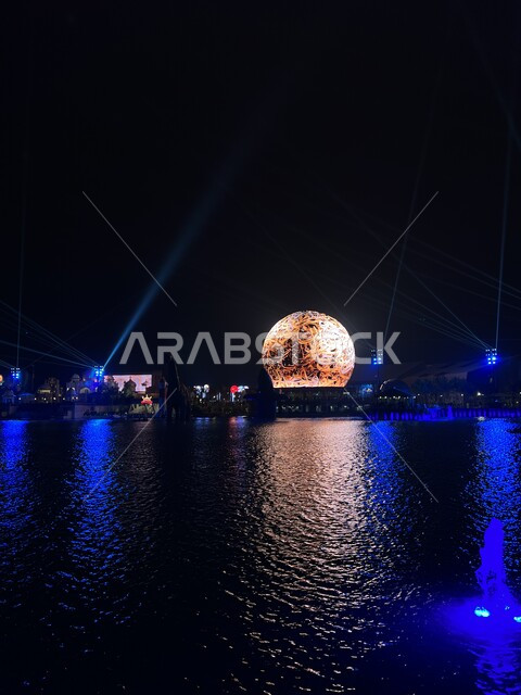 فعاليه الكره العملاقه المضيئة في وقت الليل, صورة مقربه للبحيرة الصناعيه في البوليفارد وورلد في مدينه الرياض, أنشطة ترفيهيه عائليه ممتعه, منتزهات وأماكن سياحيه مشهورة في المملكه العربيه السعوديه
