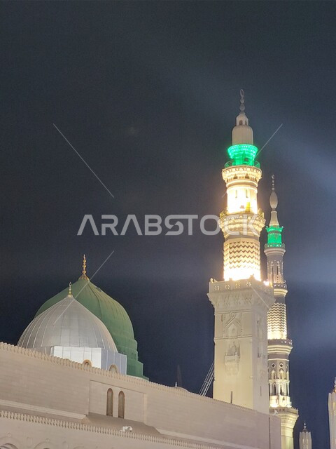 الفن الهندسي المعماري الاسلامي لمئذنه مسجد رسول الله المضيئة, الحرم النبوي الشريف في المدينة المنورة في المملكة العربية السعودية، معالم و أماكن دينية مقدسة، العبادة والتقرب إلى الله