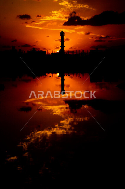 المعالم الدينيه الإسلاميه في المملكه العربيه السعوديه, العباده والتقرب إلى الله, دعوة المسلمين إلى الصلاه, صورة ظليه لمئذنه المسجد في وقت غروب الشمس, اسلاميات وعباده