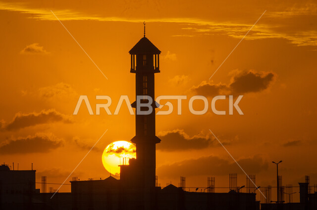 العباده والتقرب إلى الله, دعوة المسلمين إلى الصلاه, صورة ظليه لمئذنه المسجد في وقت الغروب, المعالم الدينيه الإسلاميه في المملكه العربيه السعوديه, اسلاميات وعباده