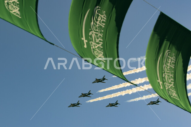 صورة مقربة لمجموعة من اعلام المملكة في السماء، عروض الطيران السعودي في احتفالات اليوم الوطني 23 سبتمبر، فعاليات يوم العلم 11 مارس، عروض جوية عسكرية، العيد الوطني السعودي، هيئة الترفيه السعودية