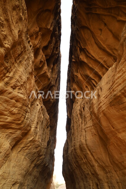 التكوينات الصخرية الطبيعية في المناطق الصحراوية، القمم والمرتفعات الجبلية في محافظة العلا في المملكة العربية السعودية، المعالم التاريخية الأثرية القديمة في مدائن صالح، السياحة في السعودية