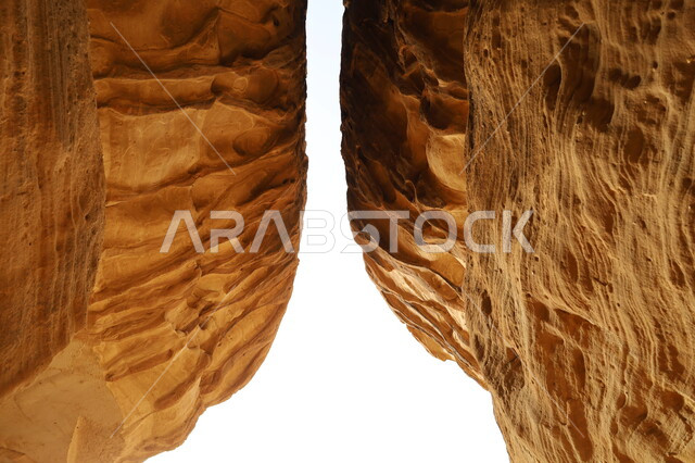 المعالم التاريخية الأثرية القديمة في مدائن صالح، التكوينات الصخرية الطبيعية في المناطق الصحراوية، القمم والمرتفعات الجبلية في محافظة العلا في المملكة العربية السعودية، السياحة في السعودية