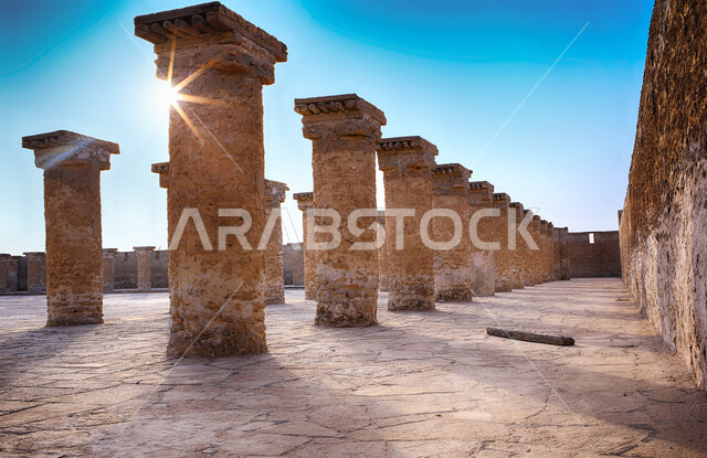 التكوينات الصخريه للقمم والمرتفعات الجبليه في المملكه العربيه السعوديه, صورة مقربه لأعمده حجريه تراثيه مبنيه على الطراز التاريخي القديم, أماكن السياحة الأثريه المشهورة في مدينه الإحساء في وقت النهار