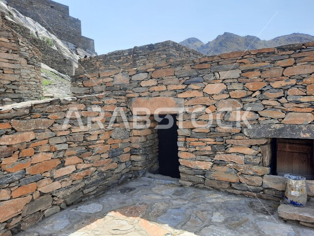 فن التصميم المعماري لمنازل ومباني القرية التراثية, صورة مقربة لأحد بيوت قرية ذي العين التاريخيه الأثرية في منطقة الباحة, البناء المشيد من الاحجار وجذوع أشجار السدر, الأنشطة الترفيهية السياحية في المناطق الجبلية, السياحة في المملكه العربية السعودية