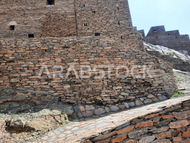 التصميم المعماري القديم لبيوت ومباني قرية ذي العين التاريخيه الأثرية في منطقة الباحة, تهيئة وتجديد الأماكن الجبلية التراثية لجذب السياح من شتى أنحاء العالم, معالم سياحية مشهورة, البناء المشيد من الأحجار وجذوع أشجار السدر