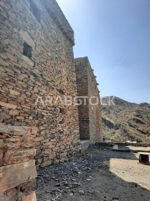 تهيئة وتجديد الأماكن الجبلية التراثية لجذب السياح من شتى أنحاء العالم, التصميم المعماري القديم لبيوت ومباني قرية ذي العين التاريخيه الأثرية في منطقة الباحة, معالم سياحية مشهورة, البناء المشيد من الأحجار وجذوع أشجار السدر