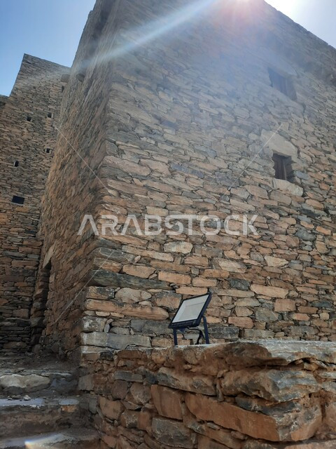 تهيئة وتجديد الأماكن الجبلية التراثية لجذب السياح من شتى أنحاء العالم, صورة مقربة لأحد بيوت قرية ذي العين التاريخيه الأثرية في منطقة الباحة, معالم سياحية مشهورة, البناء المشيد من الأحجار وجذوع أشجار السدر, فن التصميم المعماري الحديث في السعودية