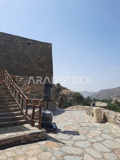 تجديد قرية ذي العين التاريخيه التراثية وبناء الأدراج والسلالم على المرتفعات الجبليه, تهيئة المناطق السياحية الأثرية لجذب السياح من شتى أنحاء العالم, أشجار النخيل والنباتات الخضراء في منطقة الباحة في السعودية, البناء المشيد من الأحجار وجذور أشجار السدر