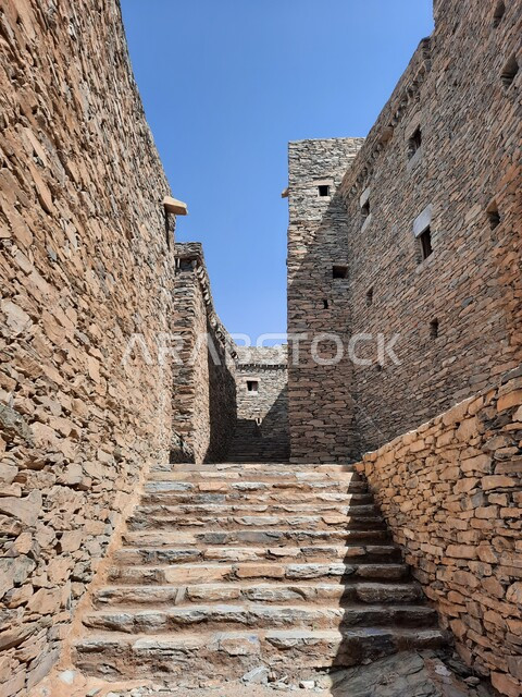 بناء الأدراج والسلالم لتسهيل الوصول إلى قرية ذي العين التاريخية الأثرية في منطقة الباحة, البناء المشيد من الأحجار وجذوع أشجار السدر, التصميم المعماري لمباني القرية التراثية، معالم سياحيه مشهورة, الاهتمام بالأماكن الجبلية لجذب السياح من شتى أنحاء العالم