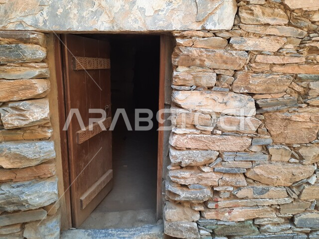 فن التصميم المعماري لمنازل ومباني القرية التراثية, صورة مقربة لأحد بيوت قرية ذي العين التاريخيه الأثرية في منطقة الباحة, البناء المشيد من الاحجار وجذوع أشجار السدر, الأنشطة الترفيهية السياحية في المناطق الجبلية, السياحة في المملكه العربية السعودية