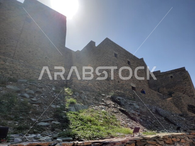 فن التصميم المعماري للمنازل والمباني الأثرية في قرية ذي العين التاريخية, البناء المشيد من الأحجار وجذوع أشجار السدر, معالم سياحية مشهورة في المملكه العربية السعودية في وضح النهار, السياحة في قمم ومرتفعات منطقة الباحة الجبلية