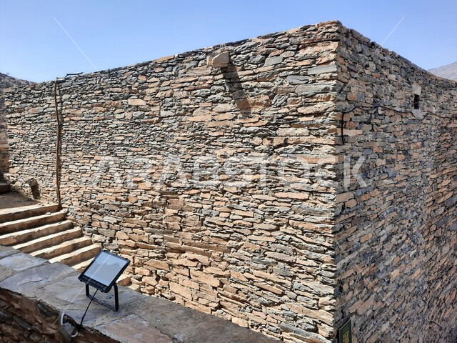 تجديد وتهيئة الأماكن الجبلية التراثية لجذب السياح من شتى أنحاء العالم, بيوت ومباني قرية ذي العين التاريخيه الأثرية في منطقة الباحة, معالم سياحية مشهورة, البناء المشيد من الأحجار وجذوع أشجار السدر, فن التصميم المعماري الحديث في السعودية