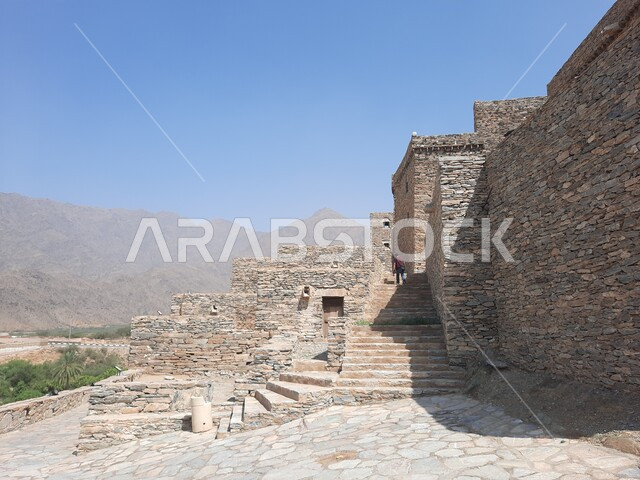 معالم جبليه سياحية مشهورة, الاستمتاع بالأنشطة الترفيهية في صعود السلالم والأدراج في قرية ذي العين التاريخية في منطقة الباحة, البناء المشيد من الأحجار وجذوع أشجار السدر, التصميم المعماري التراثي لمنازل القرية, الأشجار والمحاصيل الزراعية الوطنية المحليه