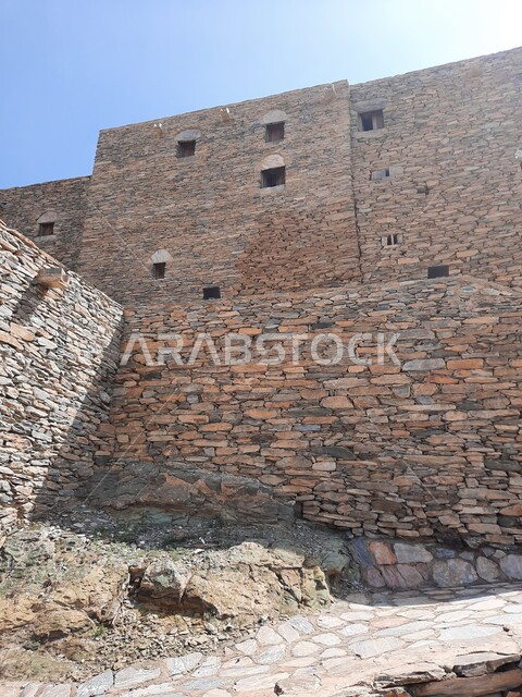 الآثار التاريخية القديمة في القرى الجبلية, التصميم المعماري القديم لبيوت ومباني قرية ذي العين الرخامية في منطقة الباحة, تهيئة وتجديد الأماكن التراثية لجذب السياح من شتى أنحاء العالم, معالم سياحية مشهورة, البناء المشيد من الأحجار وجذوع أشجار السدر