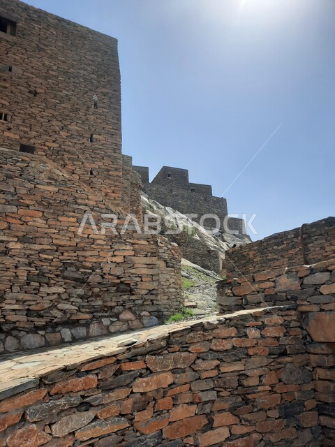 الآثار التاريخية القديمة في القرى الجبلية, التصميم المعماري القديم لبيوت ومباني قرية ذي العين الرخامية في منطقة الباحة, تهيئة وتجديد الأماكن التراثية لجذب السياح من شتى أنحاء العالم, معالم سياحية مشهورة, البناء المشيد من الأحجار وجذوع أشجار السدر