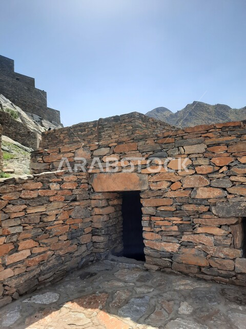 السياحة في المملكه العربية السعودية, فن التصميم المعماري لمنازل ومباني القرية التراثية, صورة مقربة لأحد بيوت قرية ذي العين التاريخيه الأثرية في منطقة الباحة, البناء المشيد من الاحجار وجذوع أشجار السدر, الأنشطة الترفيهية السياحية في المناطق الجبلية